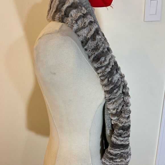 Faux-fur infinity scarf | 13’’x54’’ | Faux- Fur one piece wrap around scarf - Picture 6 of 10